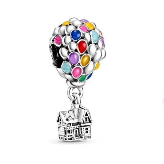 Ασημί charm «Ψηλά στον ουρανό» με πολύχρωμα μπαλόνια και το σπίτι του Καρλ, εμπνευσμένο από την ταινία της Disney Pixar.