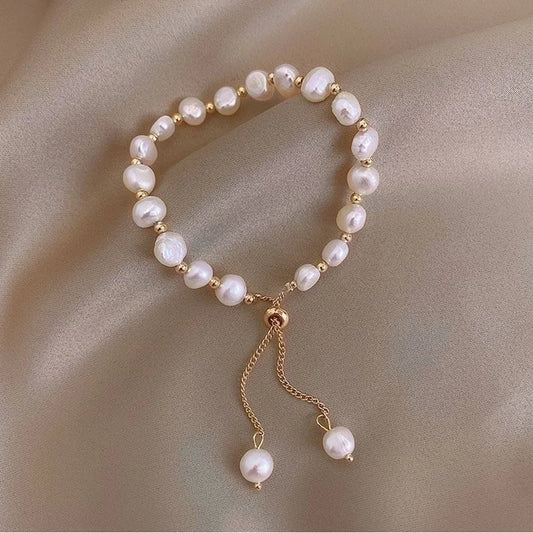 Elegant βραχιόλι με λευκές πέρλες σε ουδέτερο φόντο