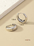 Ασημί κρίκοι με vintage αισθητική και γυαλιστερό φινίρισμα.







