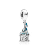 Disney κάστρο Cinderella με γαλάζιες λεπτομέρειες σμάλτου και κομψό σχεδιασμό.







