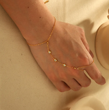 Βραχιόλι hand chain με δαχτυλίδι και λαμπερά ζιργκόν
