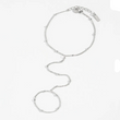 Βραχιόλι hand chain με δαχτυλίδι και διακριτικές μπίλιες

