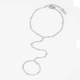 Βραχιόλι hand chain με δαχτυλίδι και διακριτικές μπίλιες
