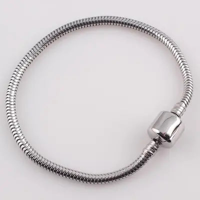 Ασημί γούρι τύπου charm bracelet