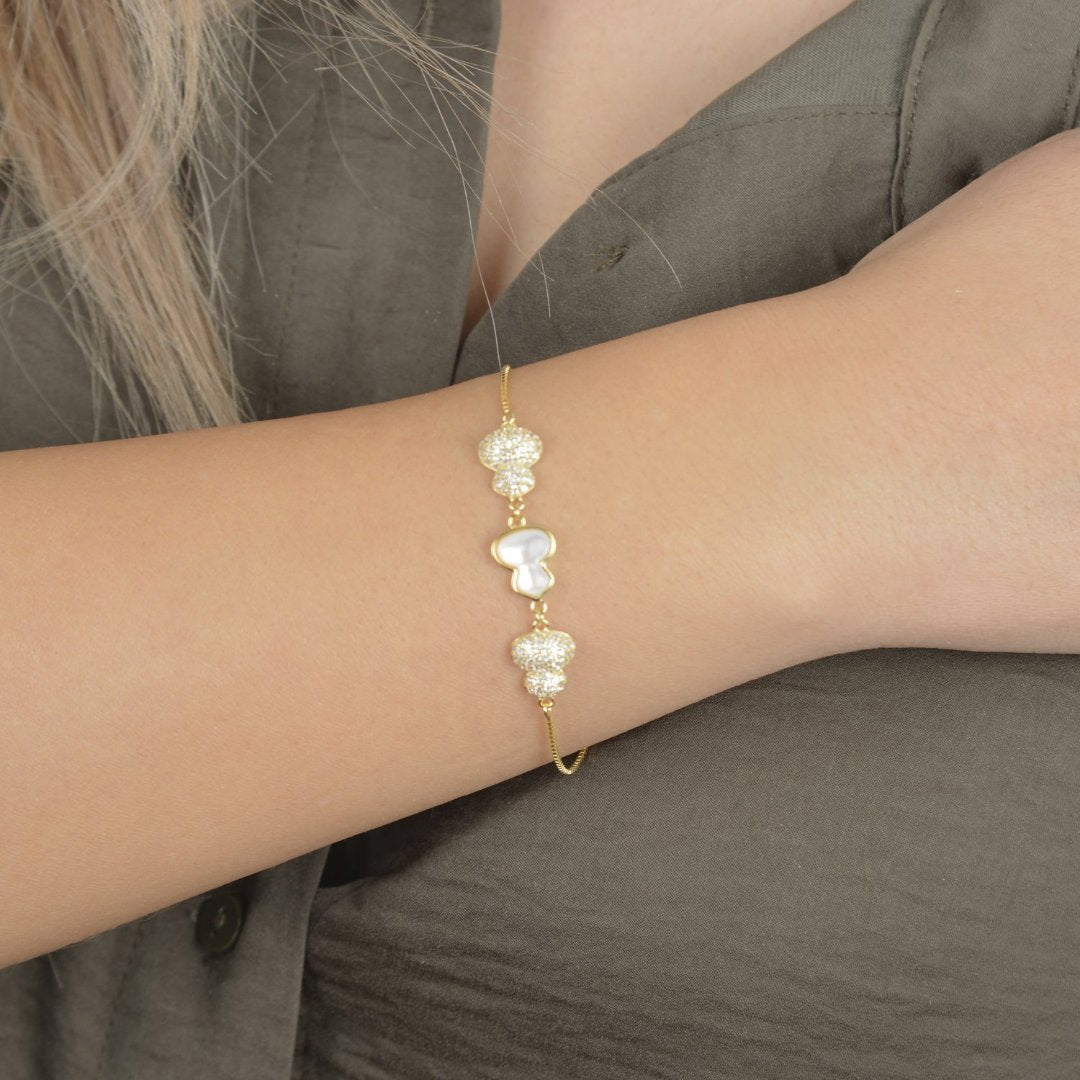 Χρυσό βραχιόλι με μαργαριταρένιο σχέδιο και λαμπερά ζιργκόν.

