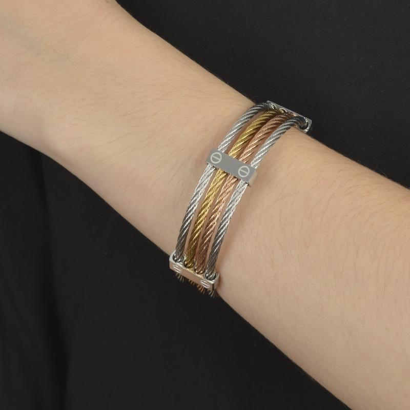 cuff βραχιόλι με πολυχρωμία σε ασημί, χρυσό και ροζ συρμάτινο σχέδιο.

