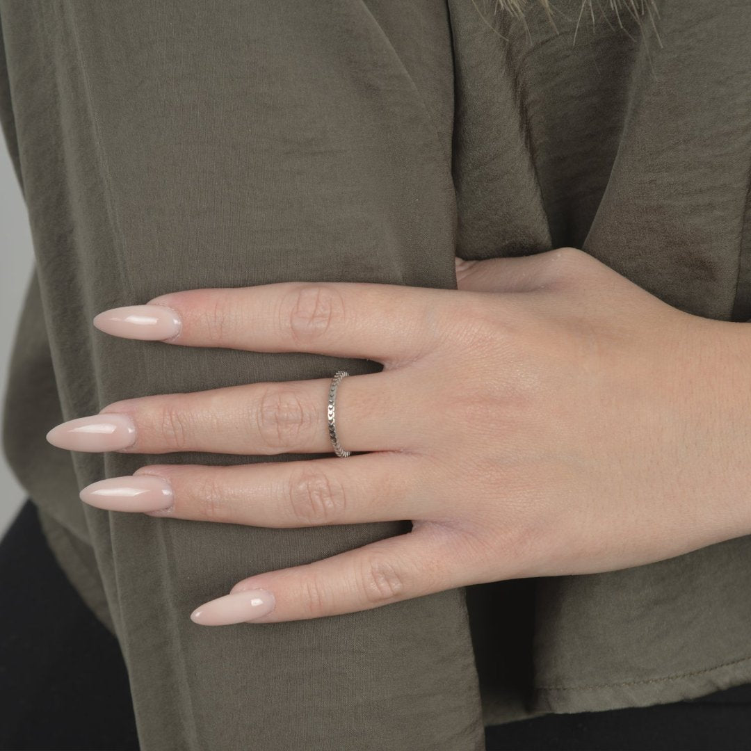 Ασημί δαχτυλίδι με μοτίβο καρδιών από stainless steel heart pattern ring.
