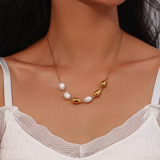 Επιχρυσωμένο κολιέ από ανοξείδωτο ατσάλι με μαργαριτάρια & γεωμετρικές σταγόνες, μήκος 45+5cm, βάρος 17.6g.