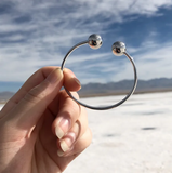 Ασημί βραχιόλι με δύο στρογγυλές χάντρες και minimal σχεδιασμό